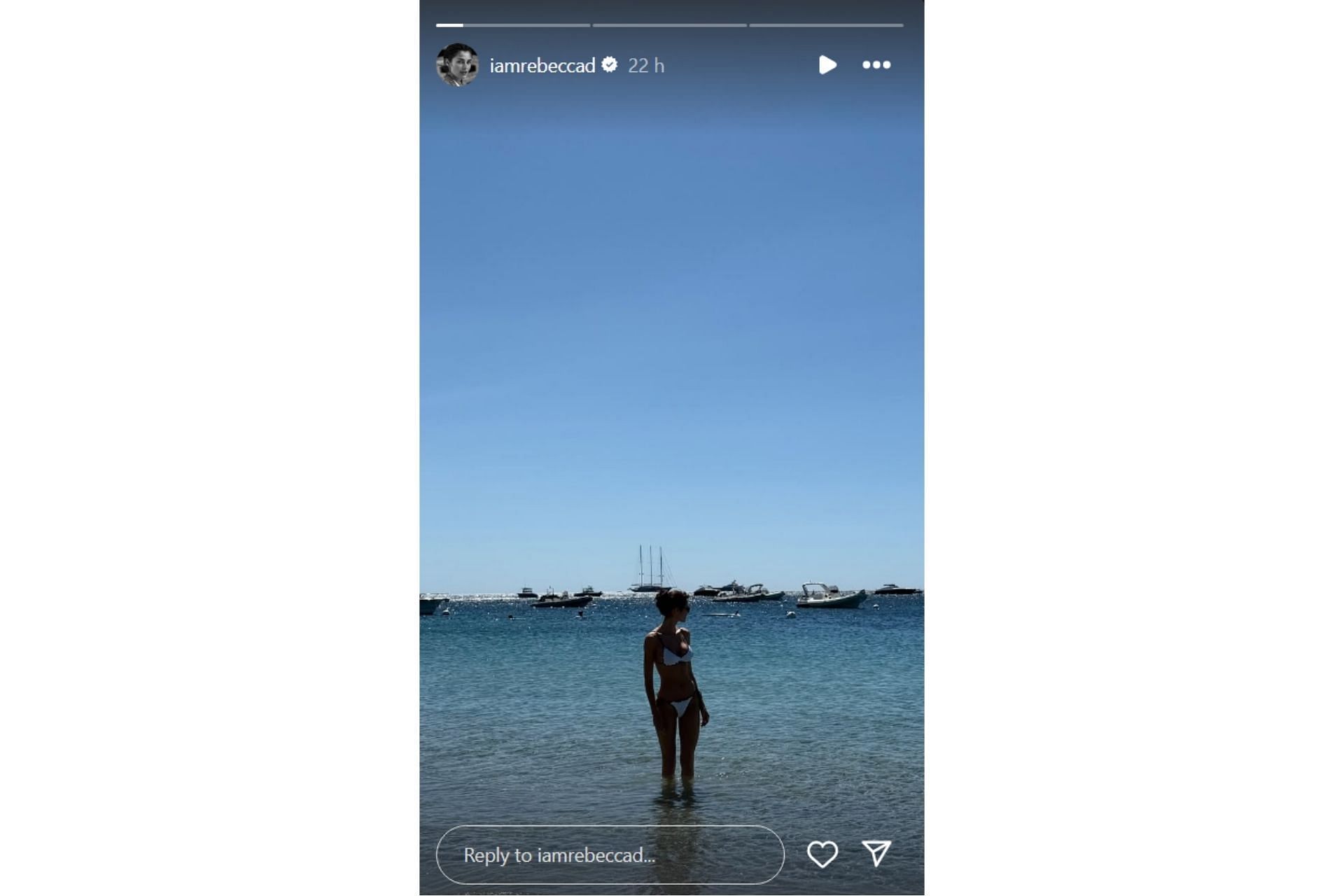 Rebecca Donaldson poses at the beach in breathtaking attire (@iamrebeccad on Instagram)